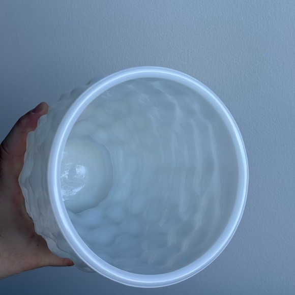 Milk Glass Flower Vase Crinkled White E.O Brody Cleveland Ohio USA MCM Decor - Picture 8 of 11